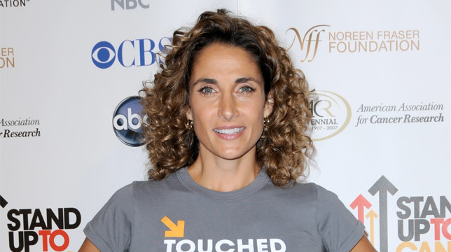 Melina Kanakaredes indossa il camice in The Resident