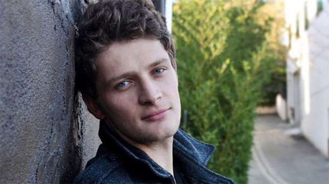 Brett Dier sarà un insegnante nello spin-off di The Goldbergs