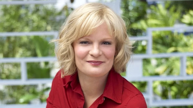 Martha Plimpton nella stagione 3 della comedy Brockmire