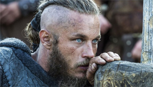 Dopo Vikings, Travis Fimmel torna in tv con Raised by Wolves