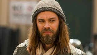 Tom Payne sostituisce Finn Jones nel pilota di Prodigal Son