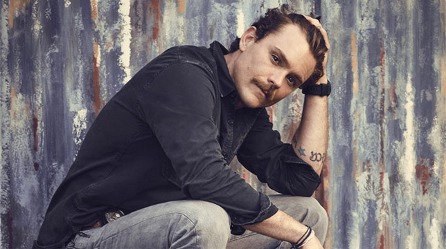 Clayne Crawford in un episodio dell'horror antologico Into the Dark