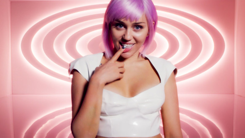 Black Mirror: Netflix rilascia il video musicale del personaggio di Miley Cyrus