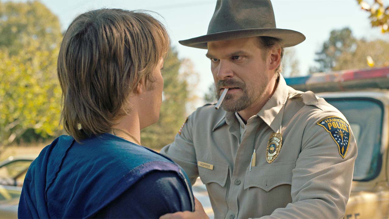 Stranger Things sotto accusa: Troppe sigarette in bella mostra, Netflix prende provvedimenti