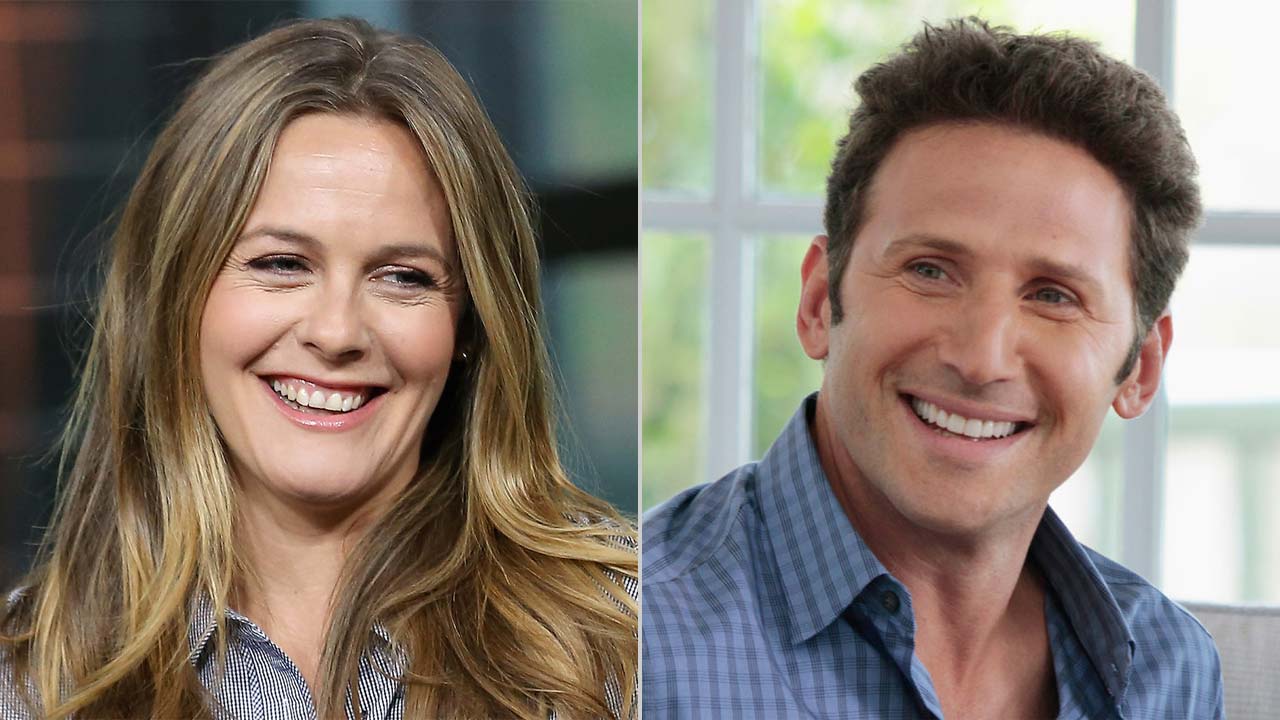 Il club delle baby sitter: Alicia Silverstone e Mark Feuerstein nell'adattamento di Netflix