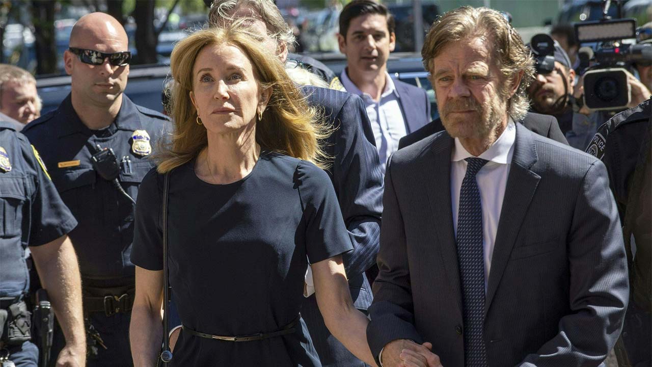 Felicity Huffman condannata a 14 giorni di detenzione per il suo ruolo nello scandalo ammissioni al college