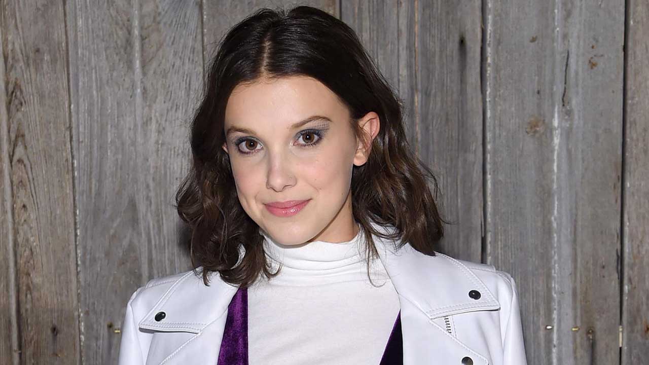 Stranger Things: Millie Bobby Brown finge di lavarsi la faccia per promuovere il suo nuovo brand