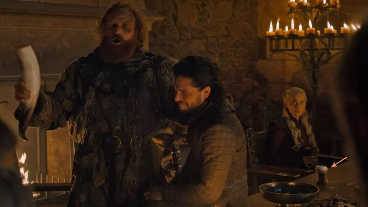 Il Trono di Spade: Emilia Clarke rivela il colpevole del bicchiere di caffè finito in scena