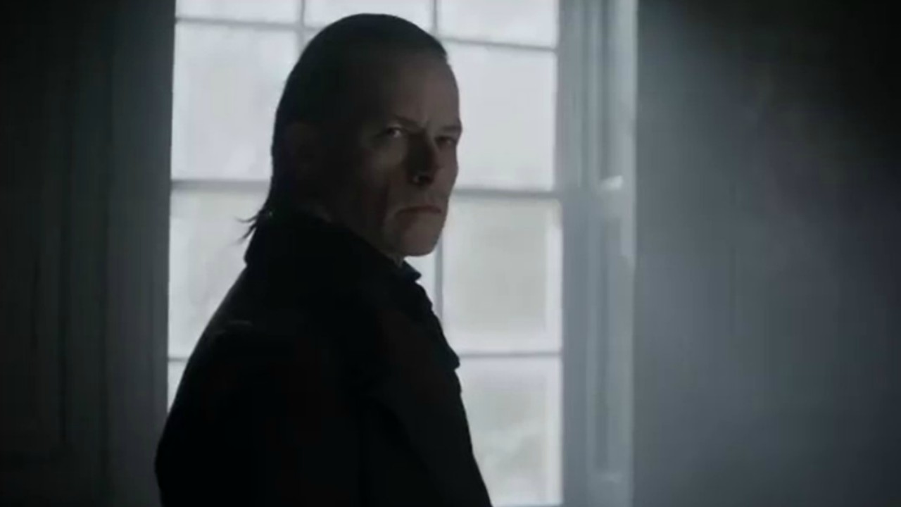 A Christmas Carol: Guy Pearce è lo scostante Scrooge nel nuovo trailer della miniserie di BBC e FX