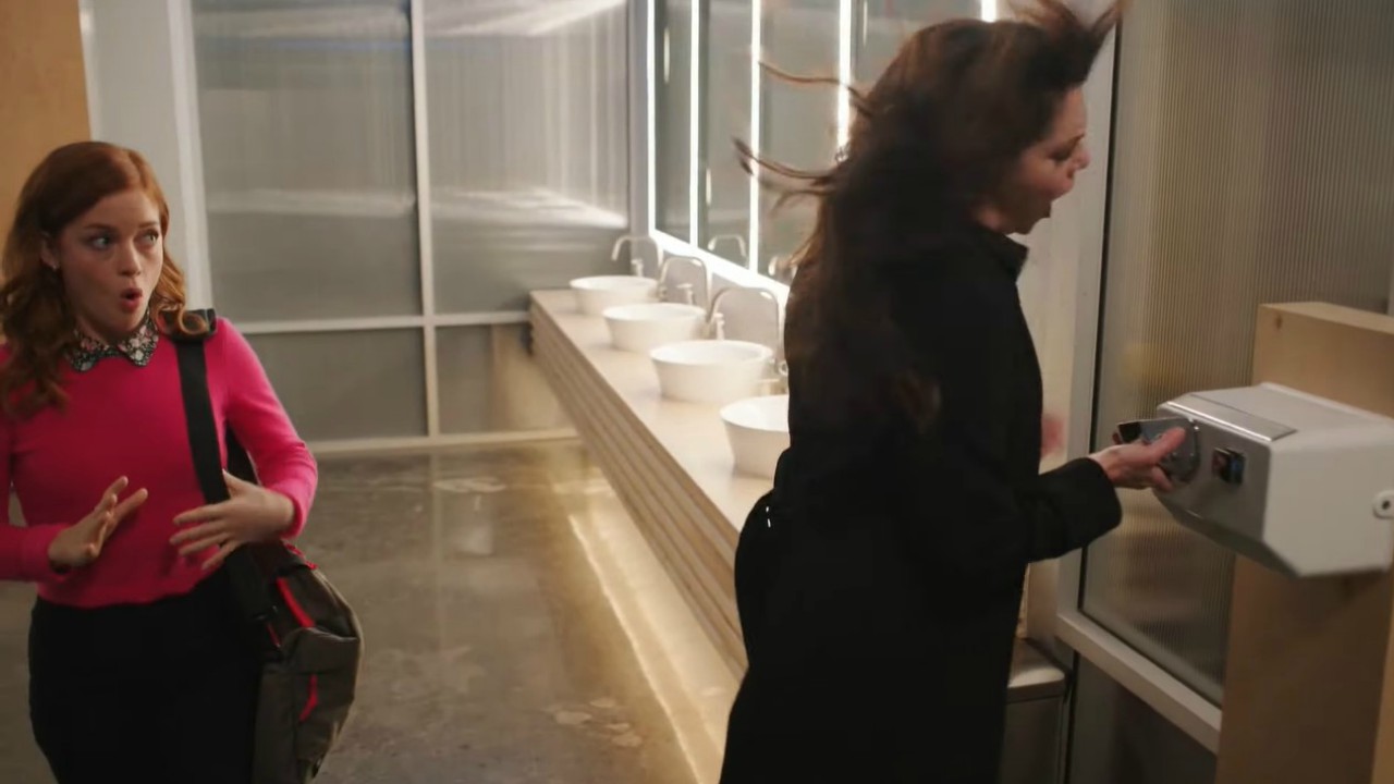 Lauren Graham mostra le sue doti canore nel primo trailer di Zoey's Extraordinary Playlist