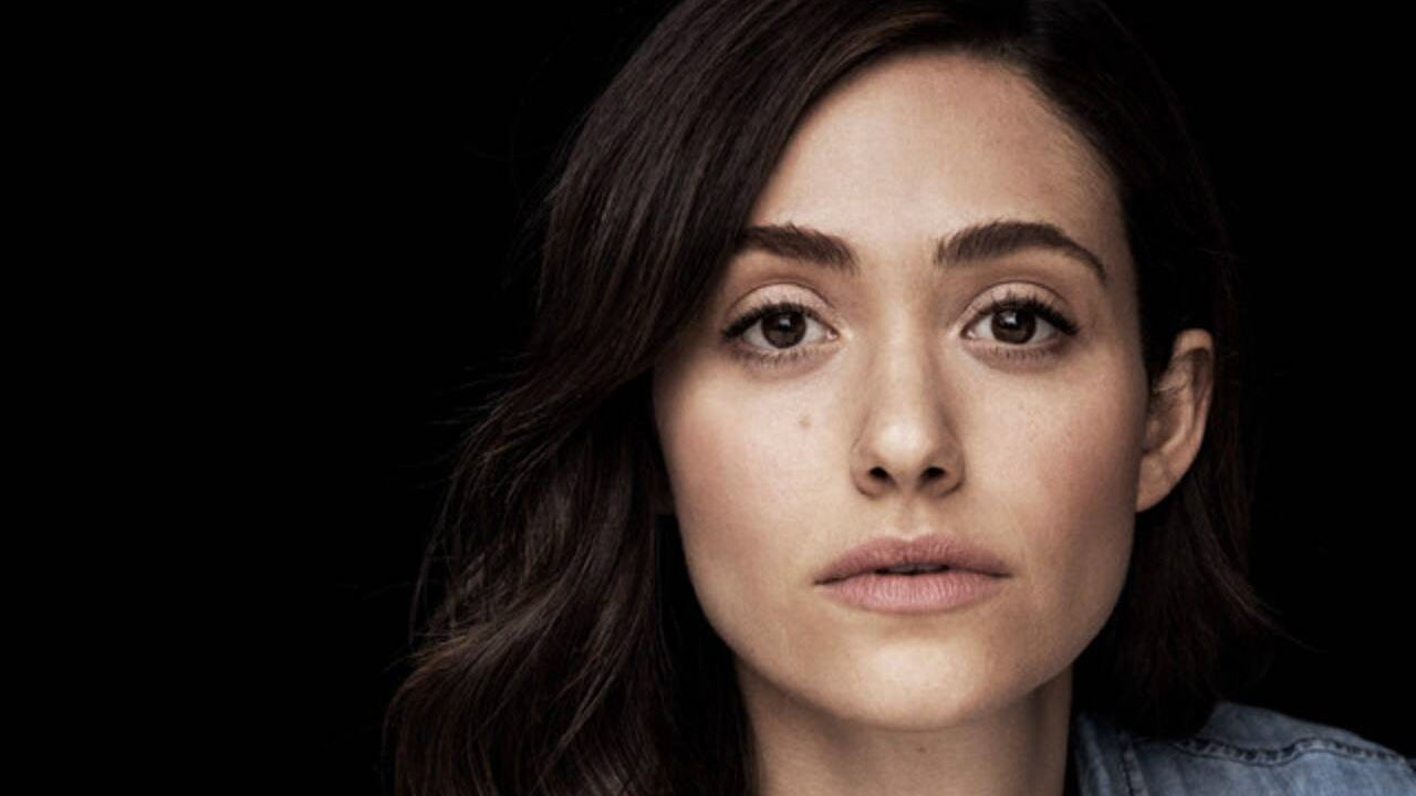 Emmy Rossum sensuale nella prima foto di Angelyne