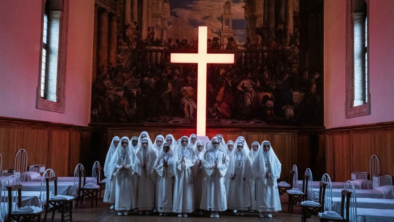 The New Pope, Il Patriarcato di Venezia contro la sigla della serie: "Una scena offensiva, che profana la croce"