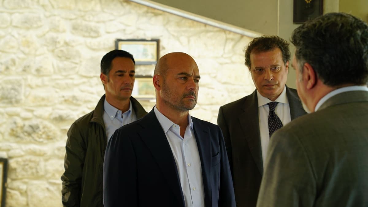 Il Commissario Montalbano: La giostra degli scambi