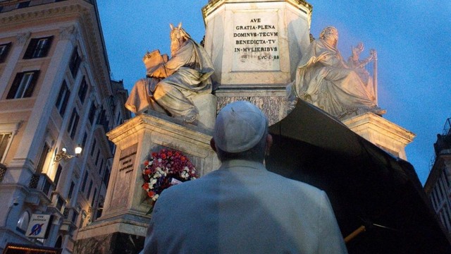 Omaggio di Papa Francesco alla statua della Madonna Immacolata