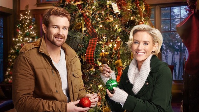 Una renna sotto l'albero