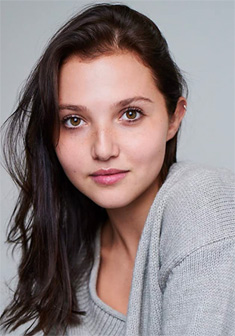 Locandina Mia McKenna-Bruce