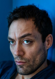Locandina Alex Hassell