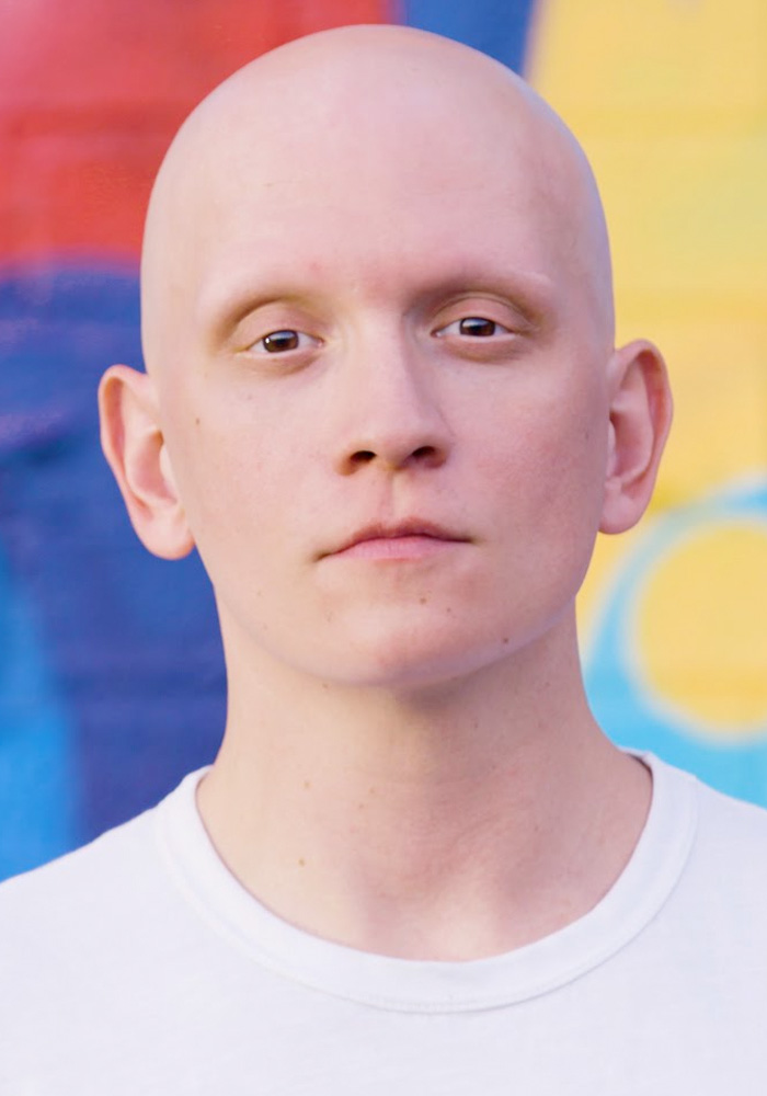 Anthony Carrigan biografia