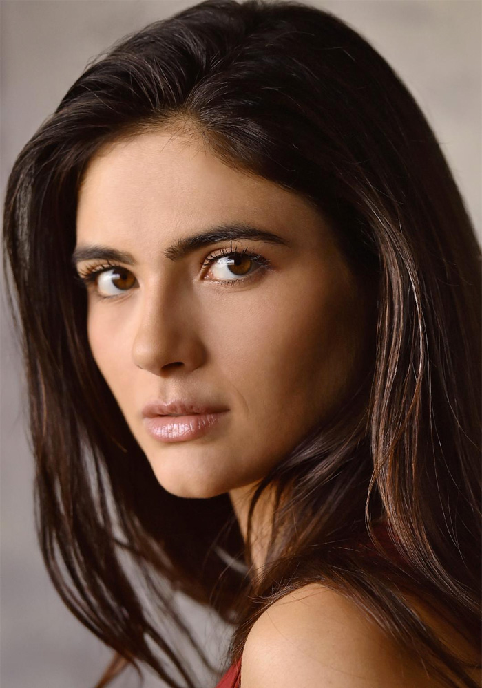 Arienne Mandi biografia