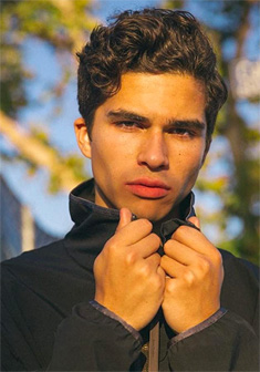 Locandina Alex Aiono