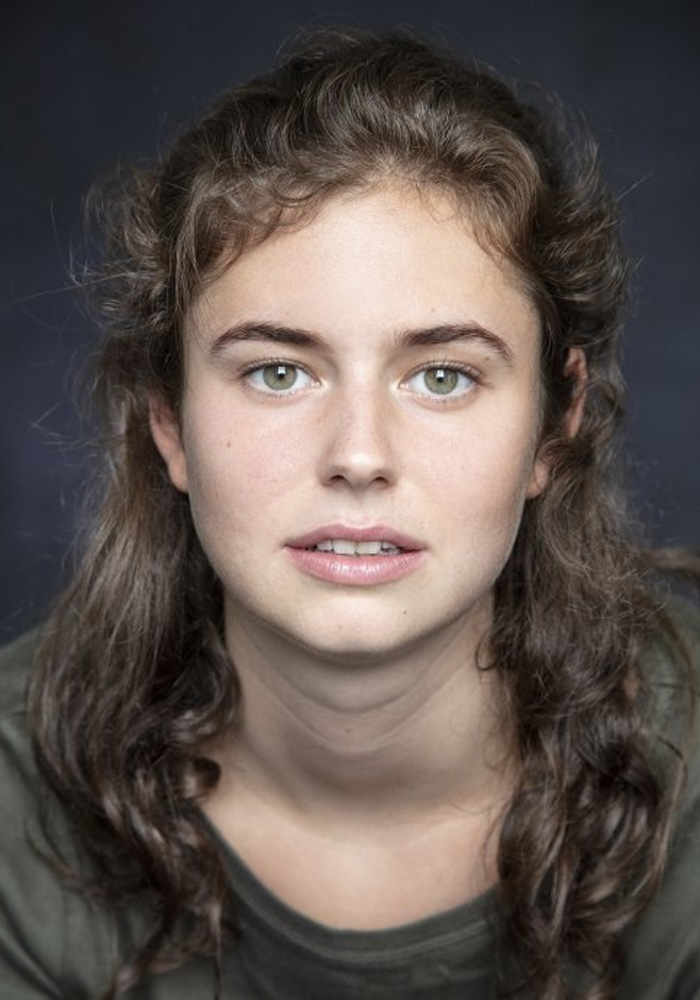 Alison Oliver biografia