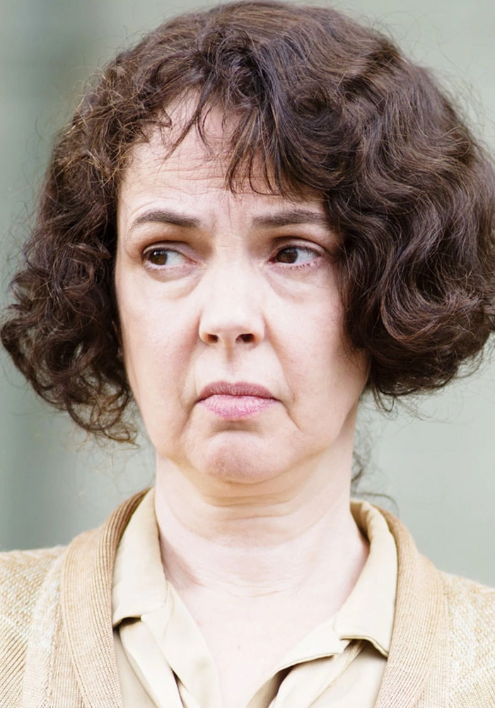 Phoebe Nicholls biografia