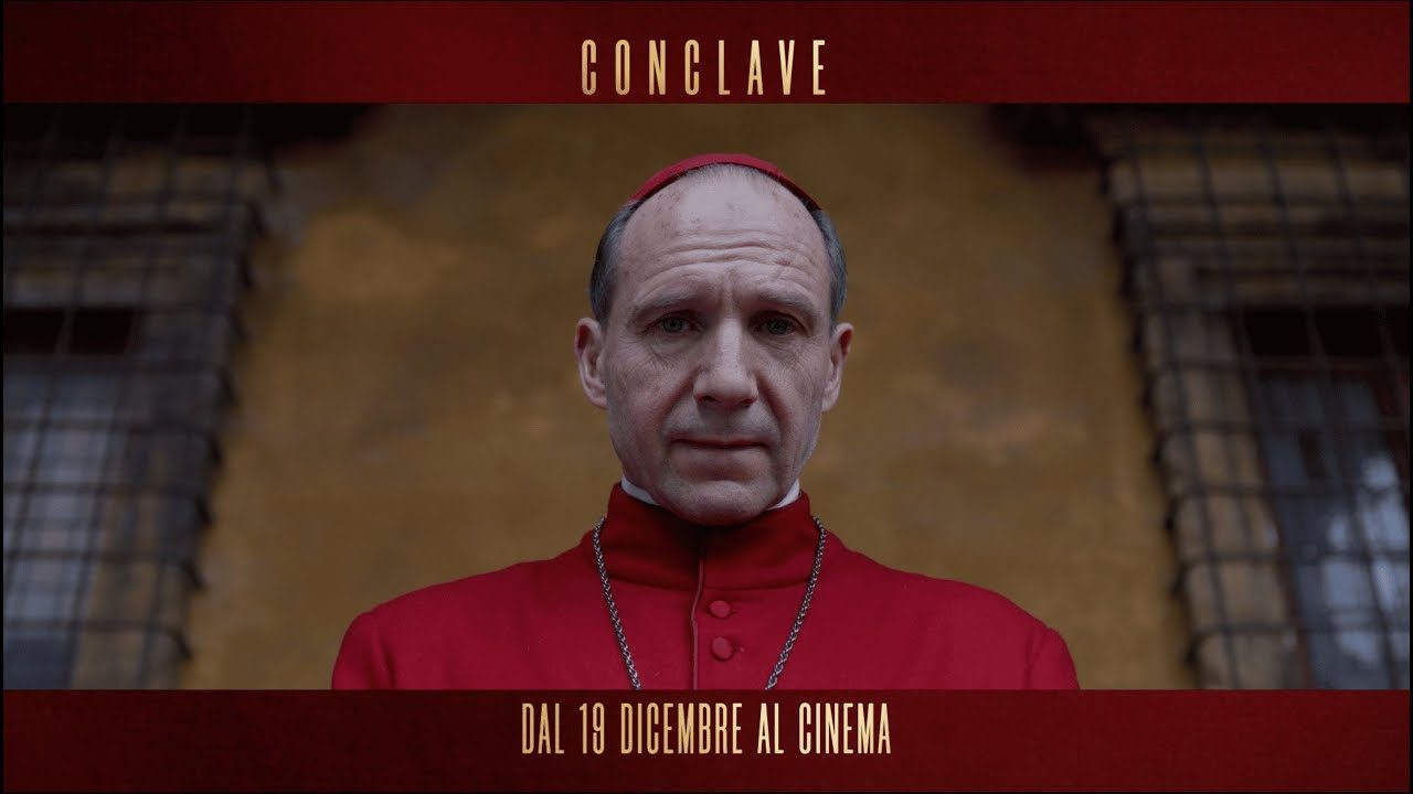 Conclave, Il Trailer Ufficiale Italiano del Film con Ralph Fiennes