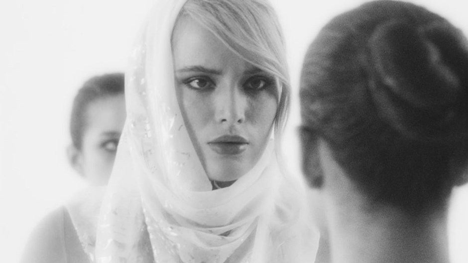 Divinity, Bella Thorne e il prezzo dell'immortalità nel nuovo trailer