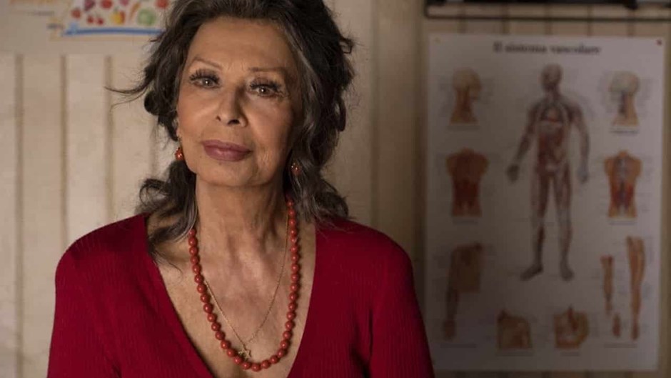 Brutta caduta per Sophia Loren