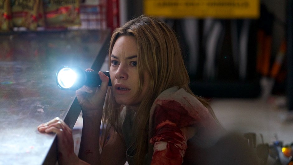 Camille Rowe nel mirino di un cecchino nel trailer di Night of the Hunted