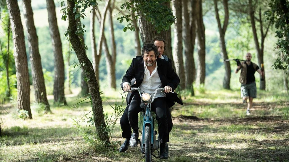 50 km all'ora: il trailer del nuovo film di Fabio De Luigi, in viaggio in motorino col "fratello" Stefano Accorsi