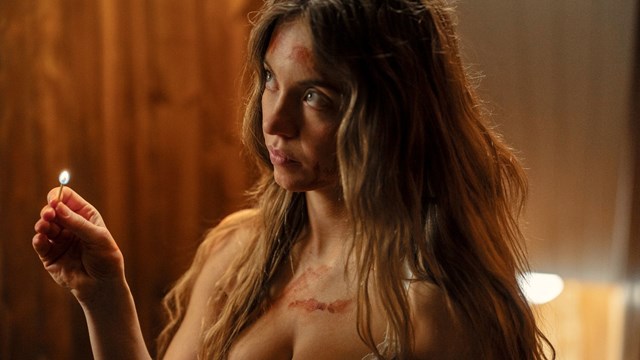 Una di famiglia - The Housemaid, la recensione: camp, sopra le righe, ovvio, femminista e (per questo) divertente