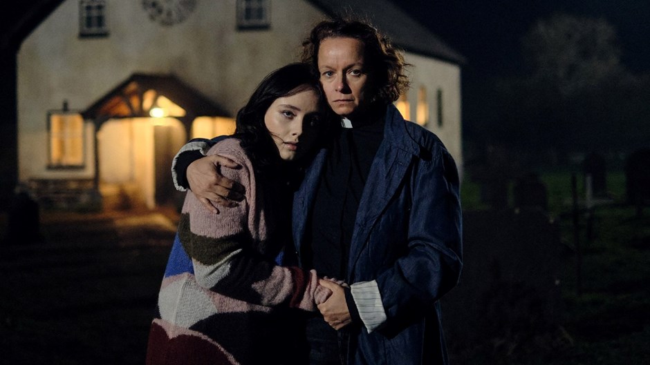 The Burning Girls: Il trailer ufficiale italiano della serie horror con Samantha Morton