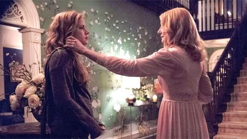Il primo trailer di Sharp Objects, miniserie di Gillian Flynn con Amy Adams