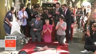 The Big Bang Theory: Kaley Cuoco riceve la stella sulla Walk of Fame