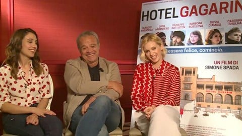 Hotel Gagarin La nostra intervista a Claudio Amendola, Silvia D'Amico e Caterina Shulha - HD