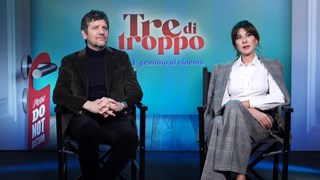 Tre di troppo La nostra intervista esclusiva a Fabio De Luigi e Virginia Raffaele - HD