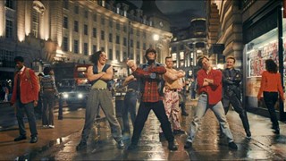 Better Man "Rock DJ" clip ufficiale in versione sing along del Film sulla storia di Robbie Williams - HD