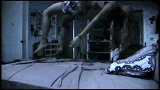 Paranormal Activity 4 Seconda clip del film - Levitazione